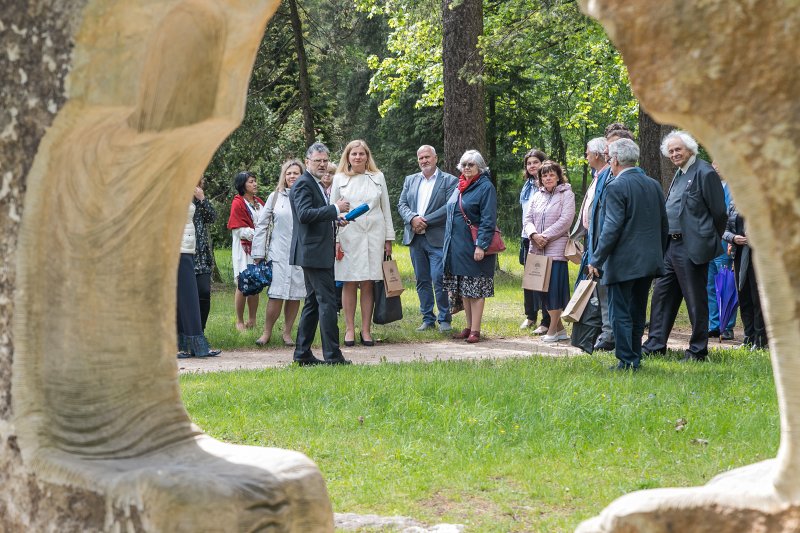 Latvijas Universitātes Botāniskā dārza 100 gadu jubilejai veltīta rektora pieņemšana. Ekskursija pa Botānisko dārzu. Ģirta Burvja un Gaita Burvju skulptūra «Domakmeņi».