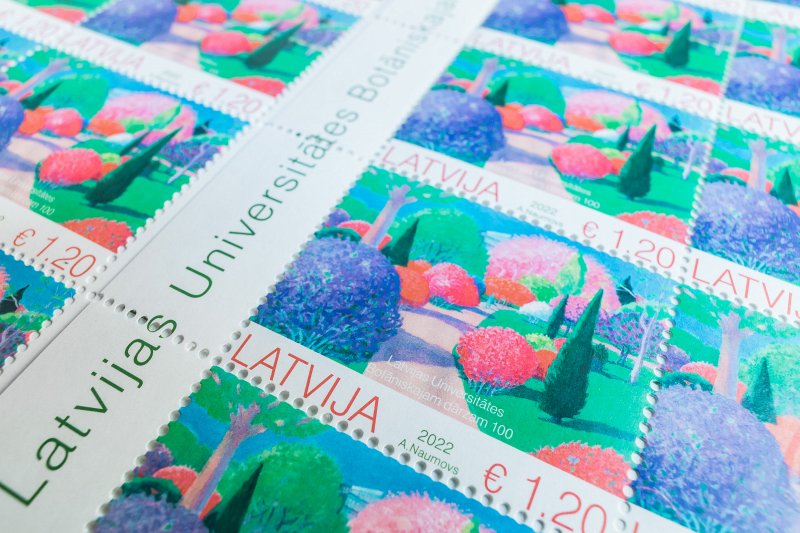 Latvijas Universitātes Botāniskā dārza 100 gadu jubilejai veltītas, mākslinieka prof. Alekseja Naumova veidotas pastmarkas. null