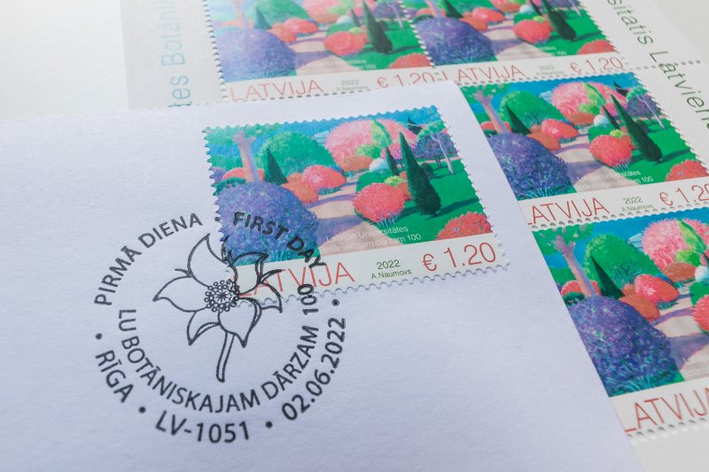 Latvijas Universitātes Botāniskā dārza 100 gadu jubilejai veltītas, mākslinieka prof. Alekseja Naumova veidotas pastmarkas. null