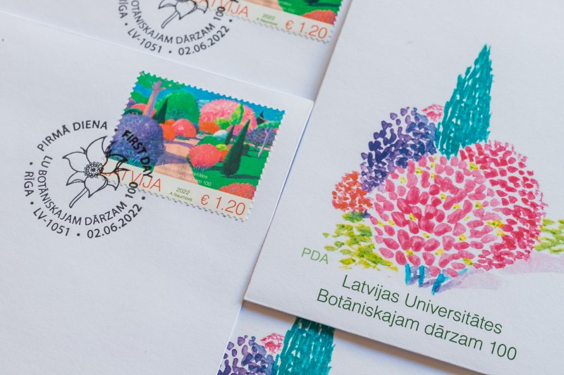 LU Botāniskā dārza 100 gadu jubilejai veltīta, mākslinieka prof. Alekseja Naumova veidota pastmarka un aploksne. null