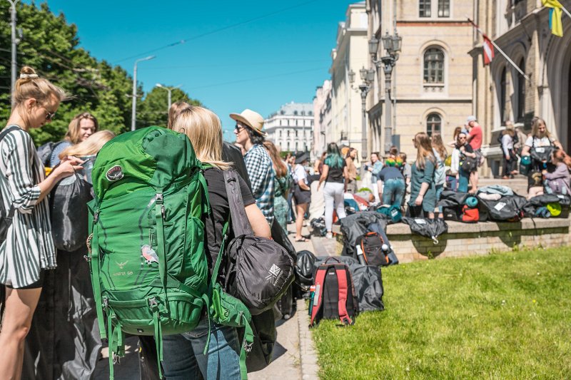 Latvijas Universitātes amatiermākslas kolektīvi pirms došanās uz Baltijas valstu studentu dziesmu un deju svētkiem «Gaudeamus». null