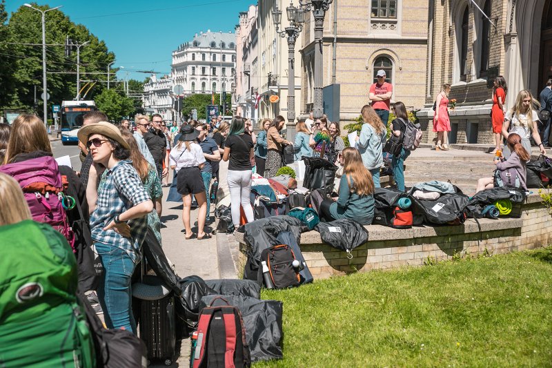 Latvijas Universitātes amatiermākslas kolektīvi pirms došanās uz Baltijas valstu studentu dziesmu un deju svētkiem «Gaudeamus». null