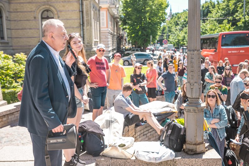 Latvijas Universitātes amatiermākslas kolektīvi pirms došanās uz Baltijas valstu studentu dziesmu un deju svētkiem «Gaudeamus». Latvijas Universitātes prorektora dabas, tehnoloģiju un medicīnas zinātņu jomā prof. Valda Segliņa uzruna.