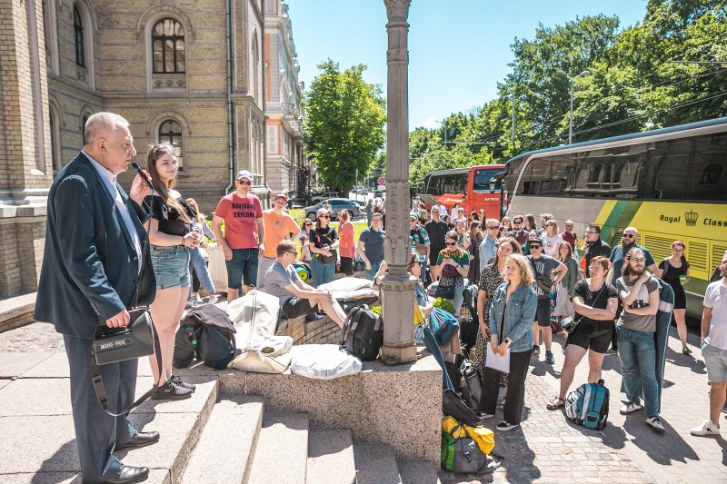 Latvijas Universitātes amatiermākslas kolektīvi pirms došanās uz Baltijas valstu studentu dziesmu un deju svētkiem «Gaudeamus». Latvijas Universitātes prorektora dabas, tehnoloģiju un medicīnas zinātņu jomā prof. Valda Segliņa uzruna.