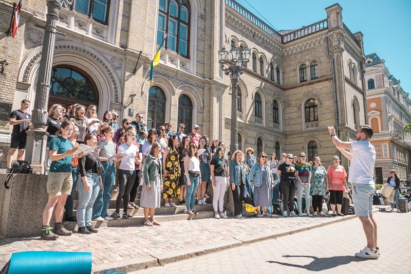 Latvijas Universitātes amatiermākslas kolektīvi pirms došanās uz Baltijas valstu studentu dziesmu un deju svētkiem «Gaudeamus». null