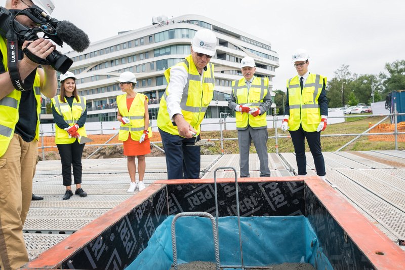 Latvijas Universitātes Akadēmiskā centra Rakstu mājas pamatakmens ielikšanas ceremonija. null