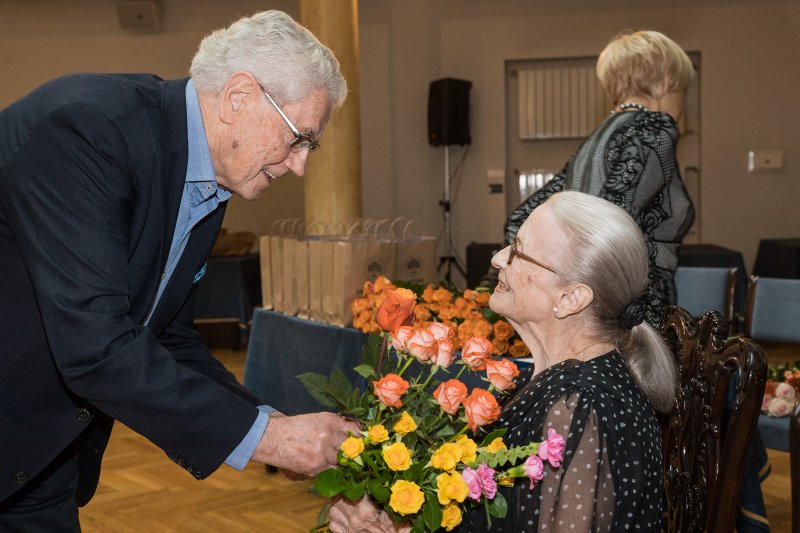 Latvijas Universitātes senioru jubilāru sveikšana. null