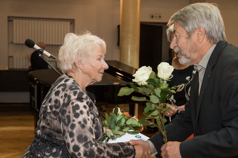 Latvijas Universitātes senioru jubilāru sveikšana. null