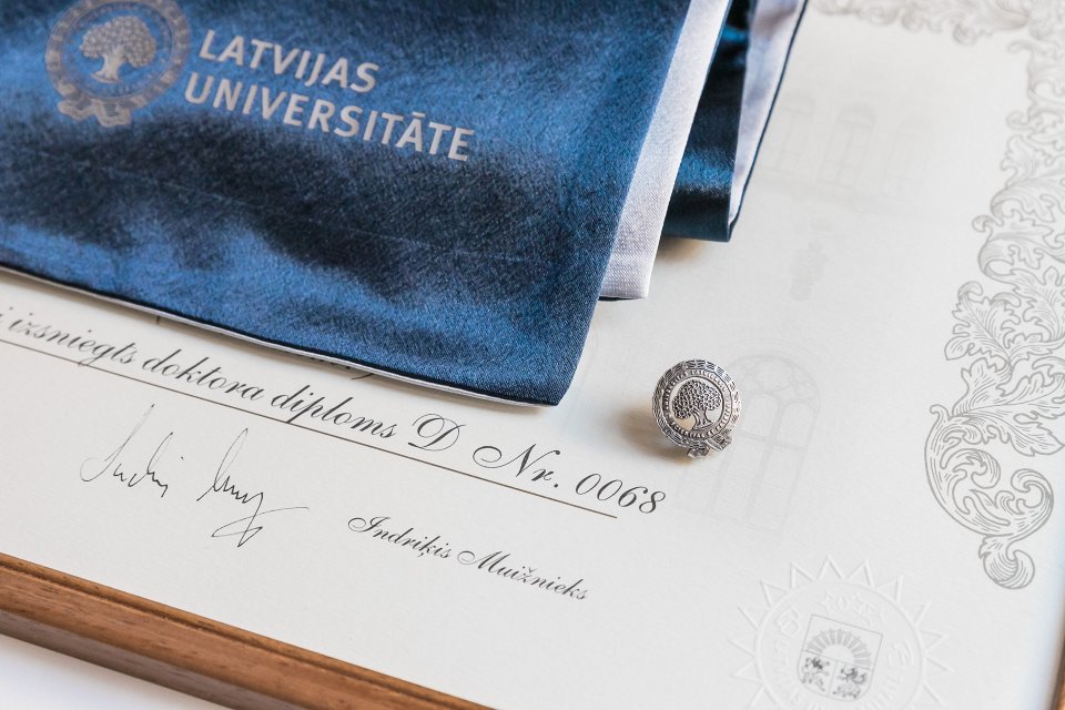 Latvijas Universitātes doktora diploms, nozīmīte un šalle. null