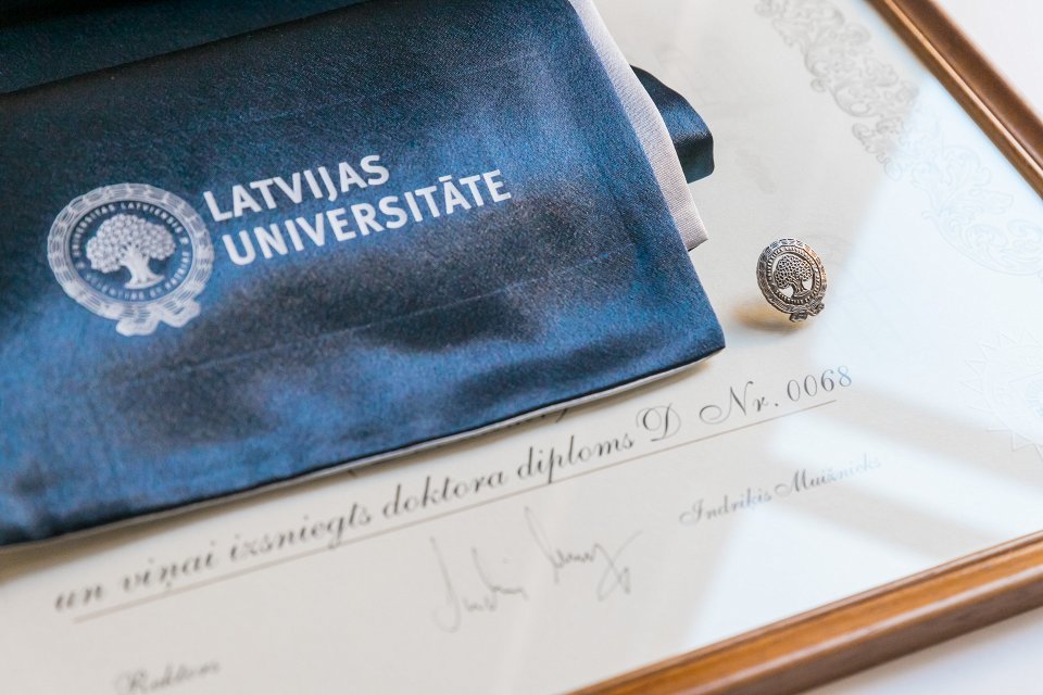 Latvijas Universitātes doktora diploms, nozīmīte un šalle. null