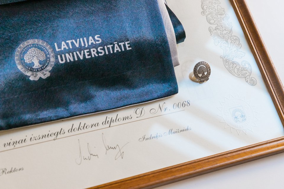 Latvijas Universitātes doktora diploms, nozīmīte un šalle. null