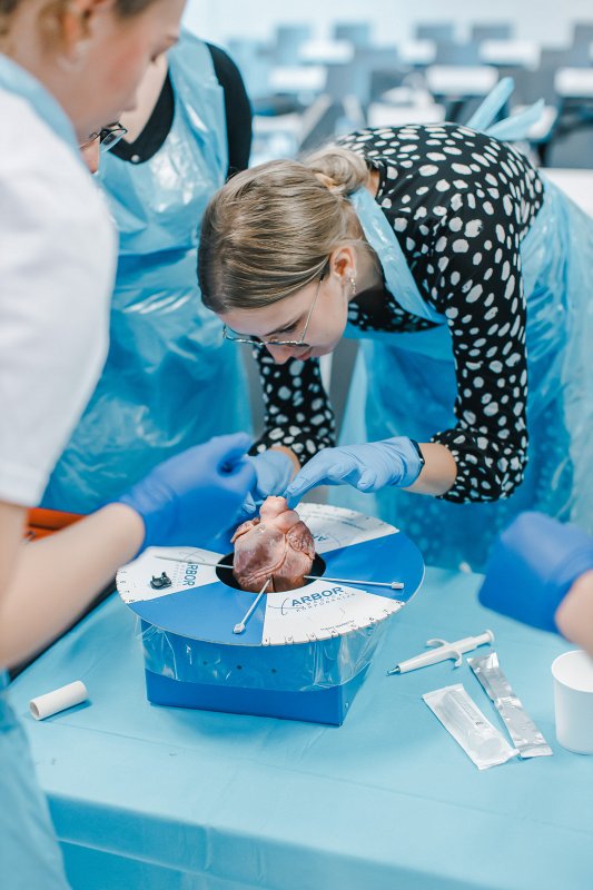 Pasākums Latvijas Universitātes Medicīnas fakultātes studentiem «Sirds un asinsvadu ķirurģijas Praktisko iemaņu laboratorija». null