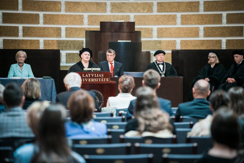 Latvijas Universitātes 103. gadadienai veltīta Senāta svinīgā sēde. Latvijas Universitātes Senāta priekšsēdētāja prof. Dace Balode.