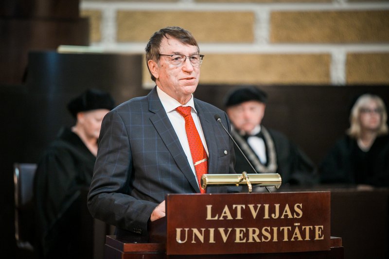 Latvijas Universitātes 103. gadadienai veltīta Senāta svinīgā sēde. Latvijas Universitātes padomes priekšsēdētājs, Latvijas Zinātņu akadēmijas prezidents Ivars Kalviņš.