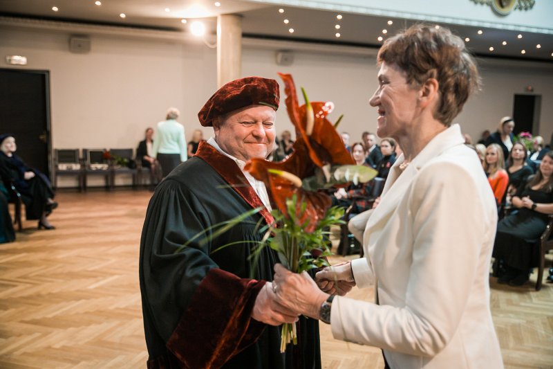 Latvijas Universitātes 103. gadadienai veltīta Senāta svinīgā sēde. LU MF dekāns Valdis Folkmanis, prof. emeritus Vija Zaiga Kluša.