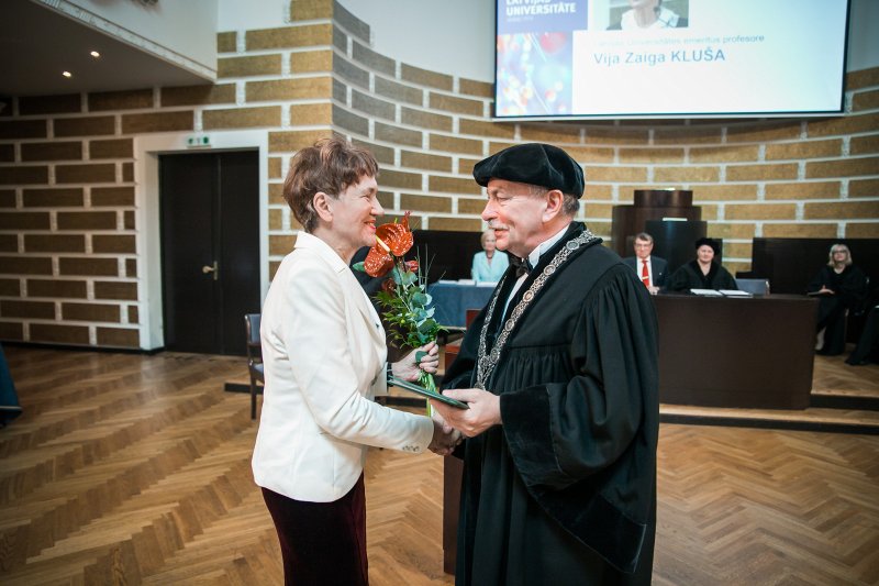 Latvijas Universitātes 103. gadadienai veltīta Senāta svinīgā sēde. Prof. emeritus Vija Zaiga Kluša, LU rektors prof. Indriķis Muižnieks.