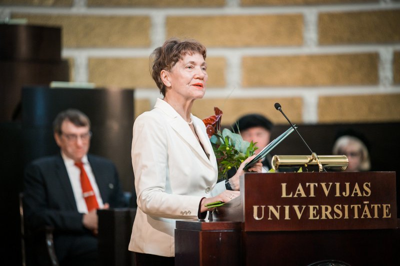 Latvijas Universitātes 103. gadadienai veltīta Senāta svinīgā sēde. Prof. emeritus Vija Zaiga Kluša.
