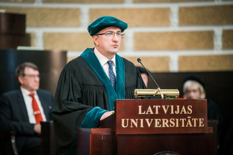 Latvijas Universitātes 103. gadadienai veltīta Senāta svinīgā sēde. LU ĶF dekāns Jāzeps Logins.