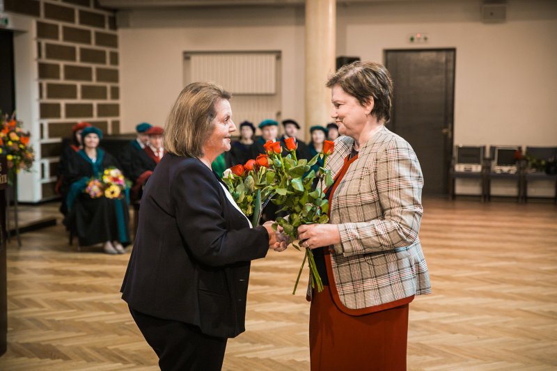 Latvijas Universitātes 103. gadadienai veltīta Senāta svinīgā sēde. Prof. emeritus Ženija Roja, LU ĶF izpilddirektore Dace Silarāja.