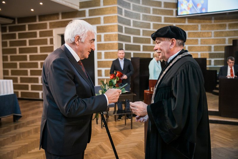 Latvijas Universitātes 103. gadadienai veltīta Senāta svinīgā sēde. Prof. emeritus Andris Actiņš, LU rektors prof. Indriķis Muižnieks.