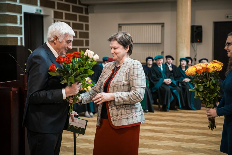 Latvijas Universitātes 103. gadadienai veltīta Senāta svinīgā sēde. Prof. emeritus Andris Actiņš,  LU ĶF izpilddirektore Dace Silarāja.