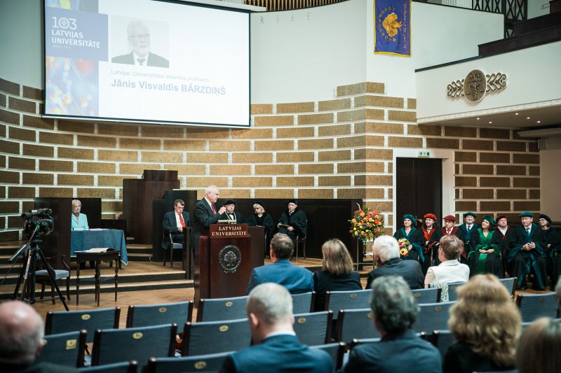 Latvijas Universitātes 103. gadadienai veltīta Senāta svinīgā sēde. Neklātienē tiek sumināts prof. emeritus Jānis Visvaldis Bārzdiņš.