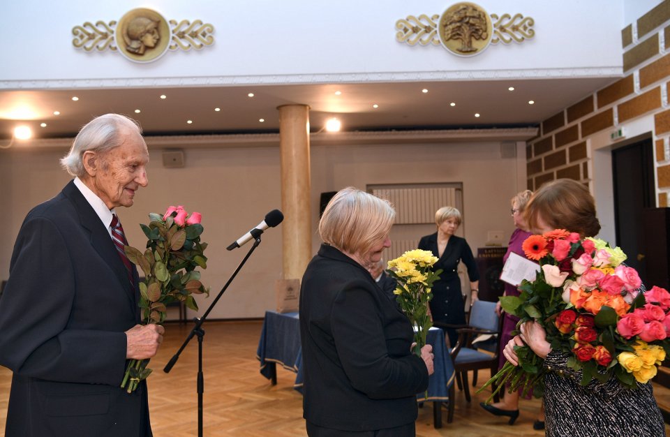 Latvijas Universitātes senioru jubilāru sveikšana. null