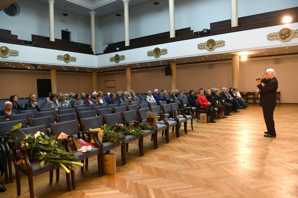 Latvijas Universitātes senioru jubilāru sveikšana. null