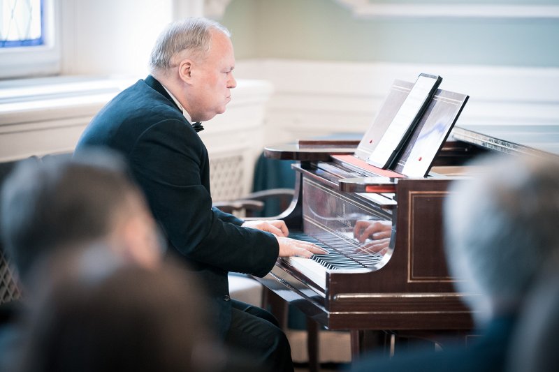 Latvijas Republikas proklamēšanas 104. gadadienai veltīts svinīgais pasākums. LU vīru vokālā ansambļa «Dancis» priekšnesums. Pie klavierēm - 
Māris Šērs.