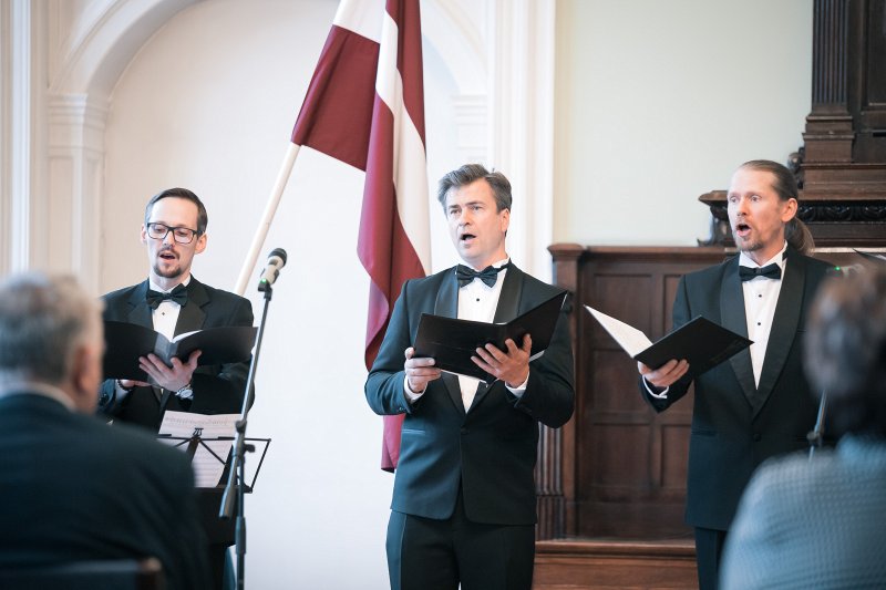 Latvijas Republikas proklamēšanas 104. gadadienai veltīts svinīgais pasākums. LU vīru vokālā ansambļa «Dancis» priekšnesums.