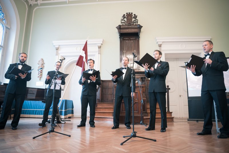 Latvijas Republikas proklamēšanas 104. gadadienai veltīts svinīgais pasākums. LU vīru vokālā ansambļa «Dancis» priekšnesums.