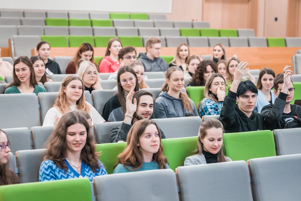 Latvijas Universitātes Fizikas, matemātikas un optometrijas fakultātes Optometrijas un redzes zinātnes nodaļā. null