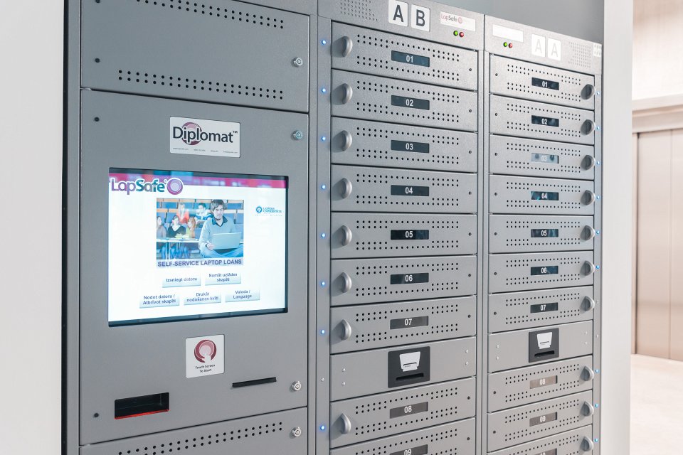 Latvijas Universitātes Bibliotēkas portatīvo datoru pašapkalpošanās iekārta LU Akadēmiskā centra Zinātņu mājā. null