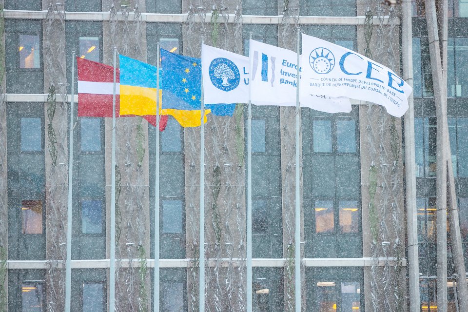Latvijas Universitātes Akadēmiskais centrs, karogi pie Dabas mājas. null