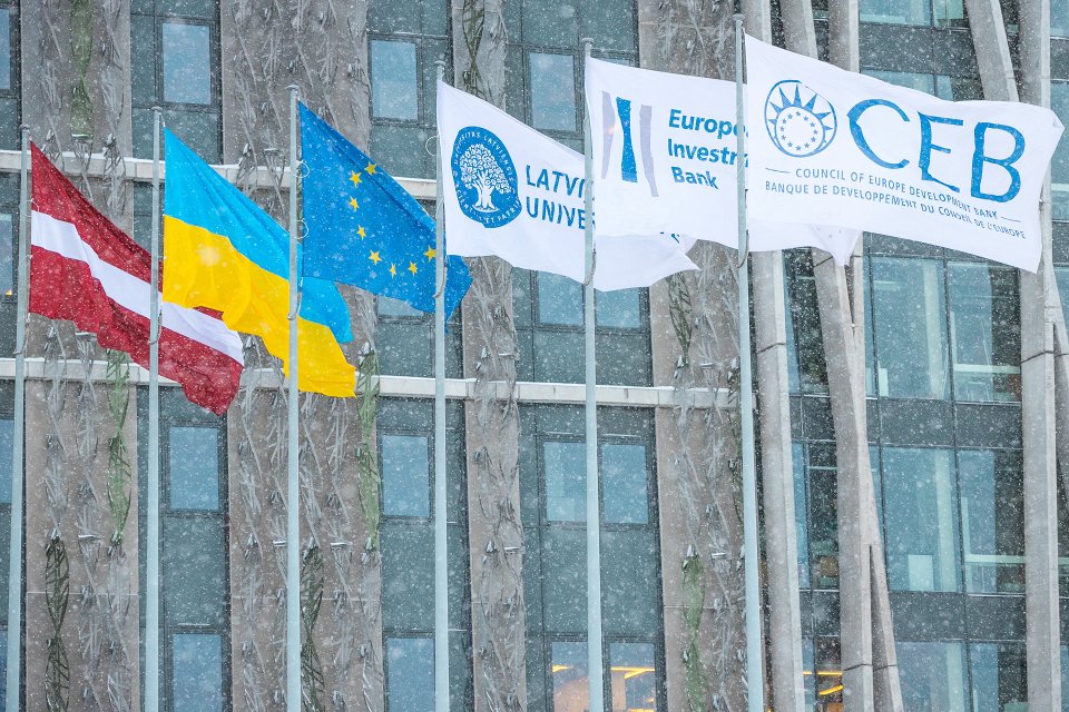 Latvijas Universitātes Akadēmiskais centrs, karogi pie Dabas mājas. null