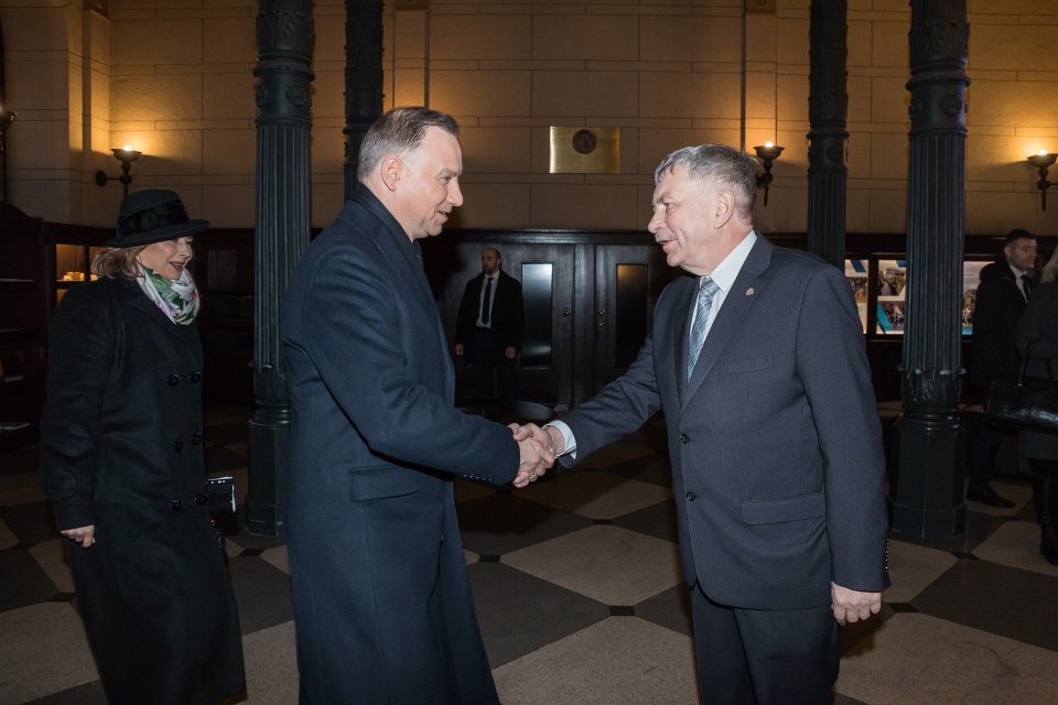 Polijas prezidenta Andžeja Dudas (Andrzej Duda) vizīte Latvijas Universitātē. No kreisās:
Polijas prezidents Andžejs Duda (Andrzej Duda),
LU rektors prof. Indriķis Muižnieks.