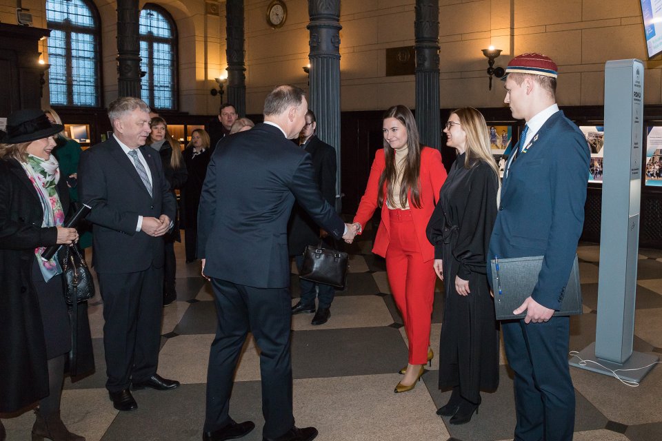 Polijas prezidenta Andžeja Dudas (Andrzej Duda) vizīte Latvijas Universitātē. No kreisās:
Polijas vēstniece Latvijā Monika Mihališina (Monika Michaliszyn),
LU rektors prof. Indriķis Muižnieks,
Polijas prezidents Andžejs Duda (Andrzej Duda),
LU rektora biroja vadītāja Alma Eihentāle,
LU Mobilitātes nodaļas vadītāja Sintija Maculeviča,
LU Muzeja krājuma glabātājs Rūdolfs Rubenis.