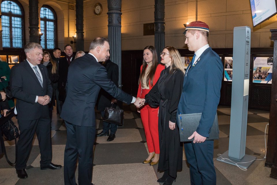 Polijas prezidenta Andžeja Dudas (Andrzej Duda) vizīte Latvijas Universitātē. No kreisās:
LU rektors prof. Indriķis Muižnieks,
Polijas prezidents Andžejs Duda (Andrzej Duda),
LU rektora biroja vadītāja Alma Eihentāle,
LU Mobilitātes nodaļas vadītāja Sintija Maculeviča,
LU Muzeja krājuma glabātājs Rūdolfs Rubenis.