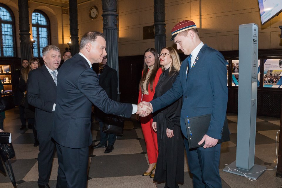 Polijas prezidenta Andžeja Dudas (Andrzej Duda) vizīte Latvijas Universitātē. No kreisās:
LU rektors prof. Indriķis Muižnieks,
Polijas prezidents Andžejs Duda (Andrzej Duda),
LU rektora biroja vadītāja Alma Eihentāle,
LU Mobilitātes nodaļas vadītāja Sintija Maculeviča,
LU Muzeja krājuma glabātājs Rūdolfs Rubenis.