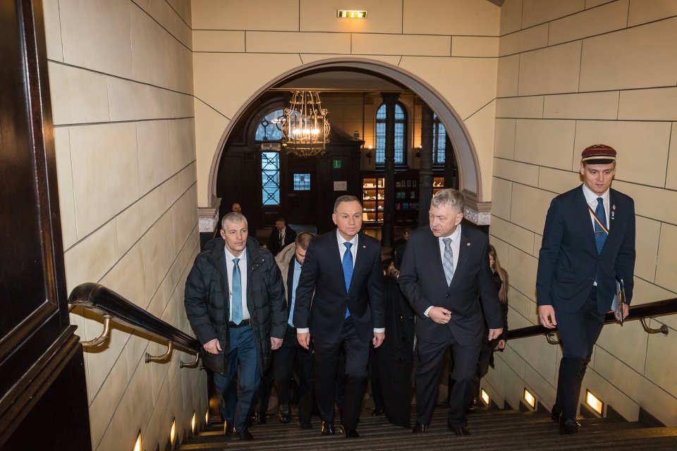 Polijas prezidenta Andžeja Dudas (Andrzej Duda) vizīte Latvijas Universitātē. No kreisās:
(2.) Polijas prezidents Andžejs Duda (Andrzej Duda),
LU rektors prof. Indriķis Muižnieks,
LU Muzeja krājuma glabātājs Rūdolfs Rubenis.