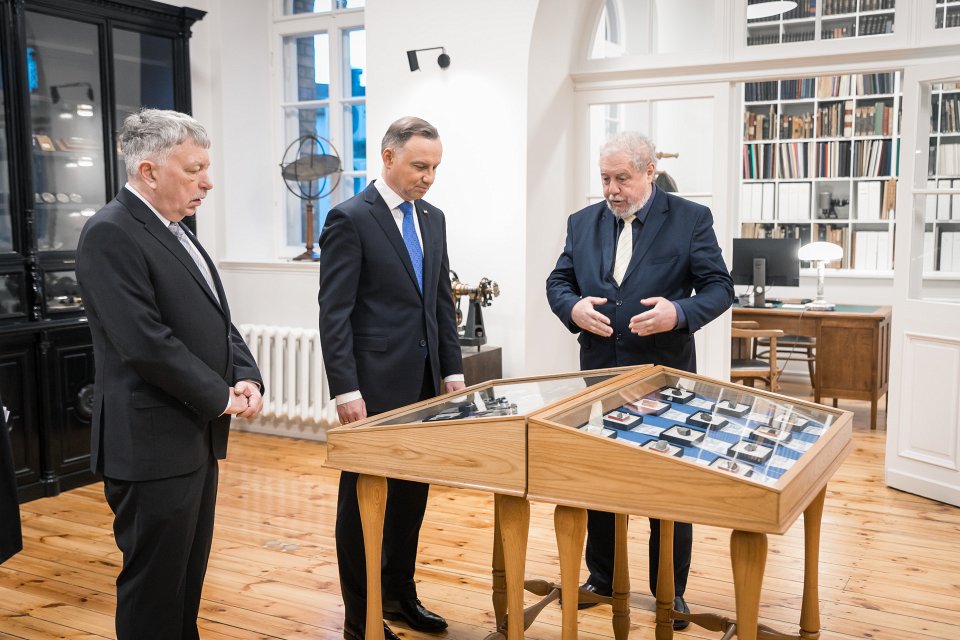 Polijas prezidenta Andžeja Dudas (Andrzej Duda) vizīte Latvijas Universitātē. No kreisās:
LU rektors prof. Indriķis Muižnieks,
Polijas prezidents Andžejs Duda (Andrzej Duda),
LU Muzeja eksperts Ilgonis Vilks.