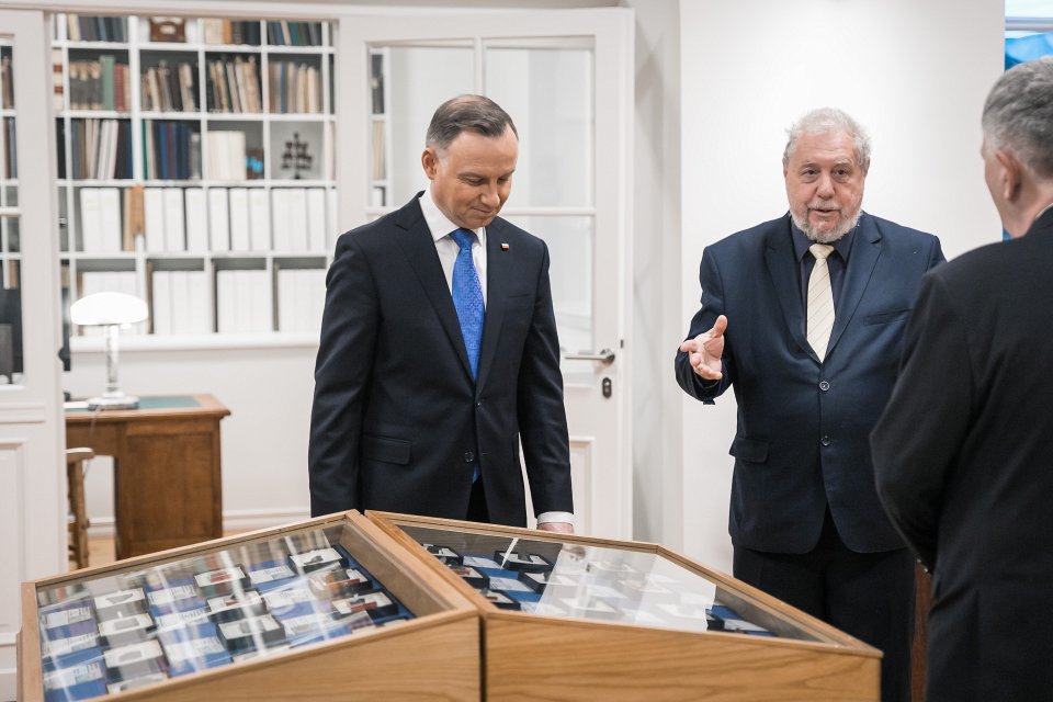 Polijas prezidenta Andžeja Dudas (Andrzej Duda) vizīte Latvijas Universitātē. No kreisās:
Polijas prezidents Andžejs Duda (Andrzej Duda),
LU Muzeja eksperts Ilgonis Vilks.