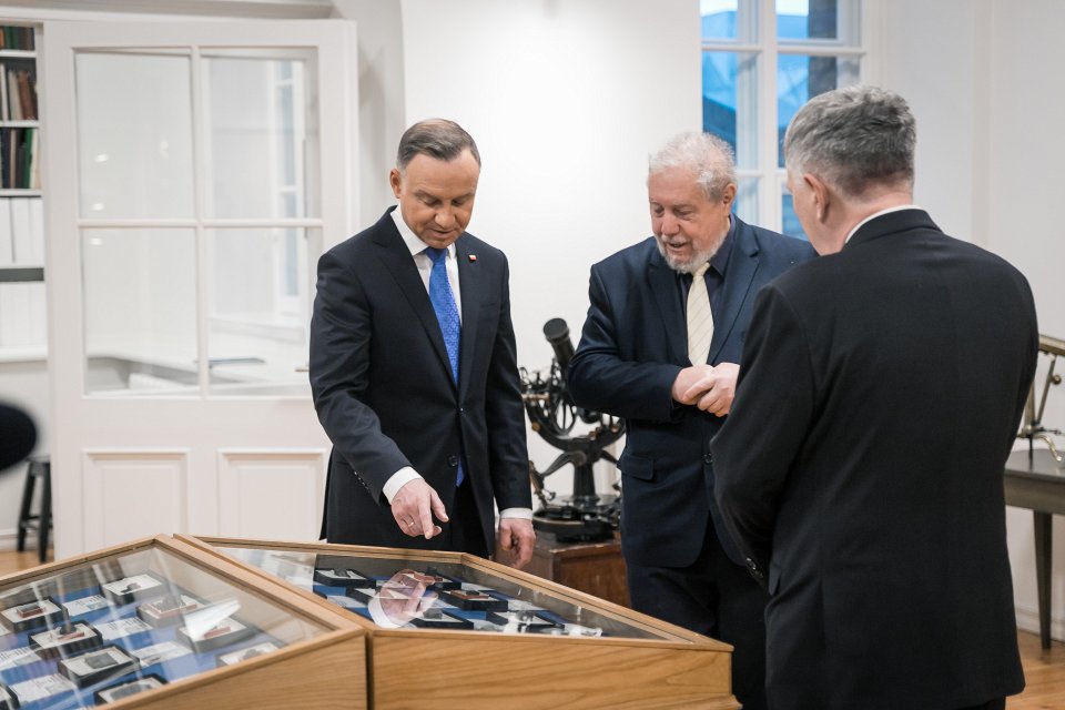 Polijas prezidenta Andžeja Dudas (Andrzej Duda) vizīte Latvijas Universitātē. No kreisās:
Polijas prezidents Andžejs Duda (Andrzej Duda),
LU Muzeja eksperts Ilgonis Vilks,
LU rektors prof. Indriķis Muižnieks.