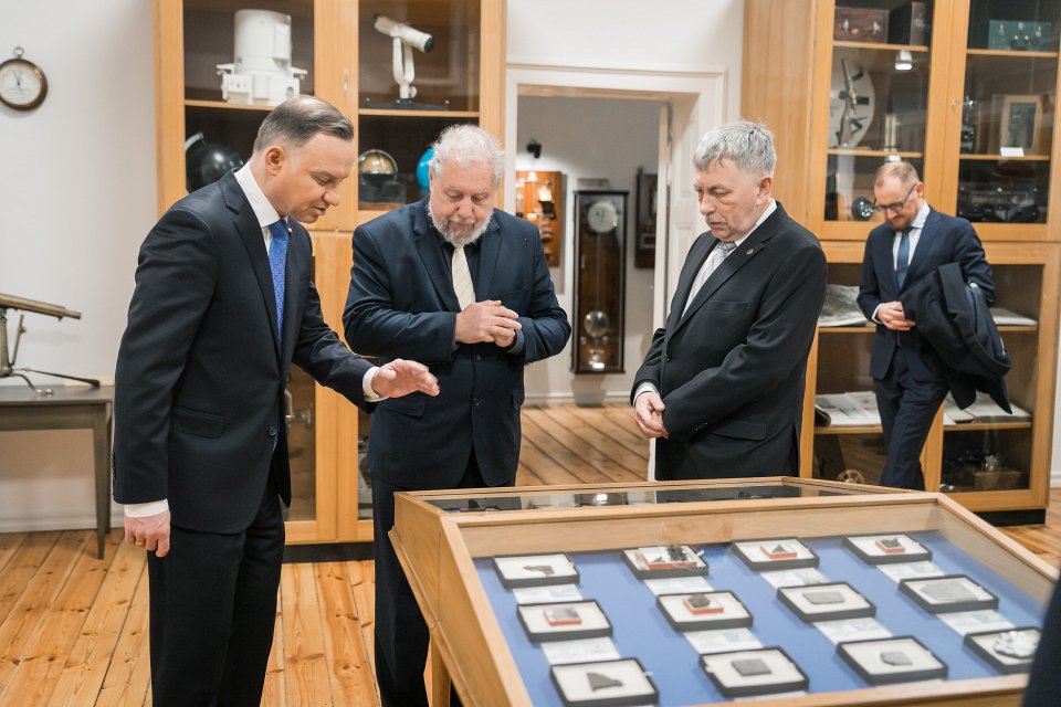 Polijas prezidenta Andžeja Dudas (Andrzej Duda) vizīte Latvijas Universitātē. No kreisās:
Polijas prezidents Andžejs Duda (Andrzej Duda),
LU Muzeja eksperts Ilgonis Vilks,
LU rektors prof. Indriķis Muižnieks.