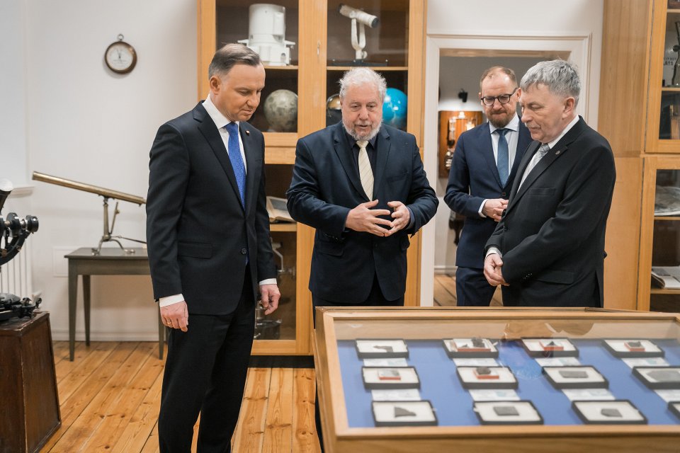 Polijas prezidenta Andžeja Dudas (Andrzej Duda) vizīte Latvijas Universitātē. Priekšplānā no kreisās:
Polijas prezidents Andžejs Duda (Andrzej Duda),
LU Muzeja eksperts Ilgonis Vilks,
LU rektors prof. Indriķis Muižnieks.