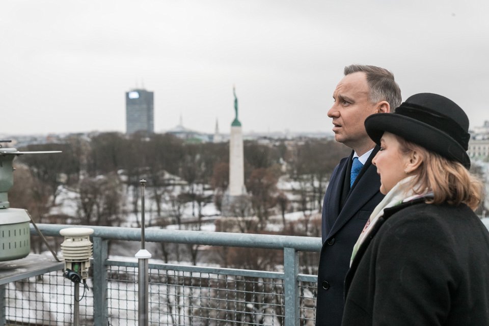 Polijas prezidenta Andžeja Dudas (Andrzej Duda) vizīte Latvijas Universitātē. No kreisās:
Polijas prezidents Andžejs Duda (Andrzej Duda),
Polijas vēstniece Latvijā Monika Mihališina (Monika Michaliszyn).