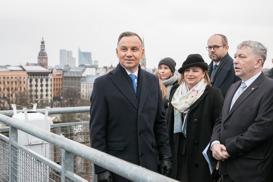 Polijas prezidenta Andžeja Dudas (Andrzej Duda) vizīte Latvijas Universitātē. Priekšplānā no kreisās:
Polijas prezidents Andžejs Duda (Andrzej Duda),
Polijas vēstniece Latvijā Monika Mihališina (Monika Michaliszyn).
LU rektors prof. Indriķis Muižnieks.