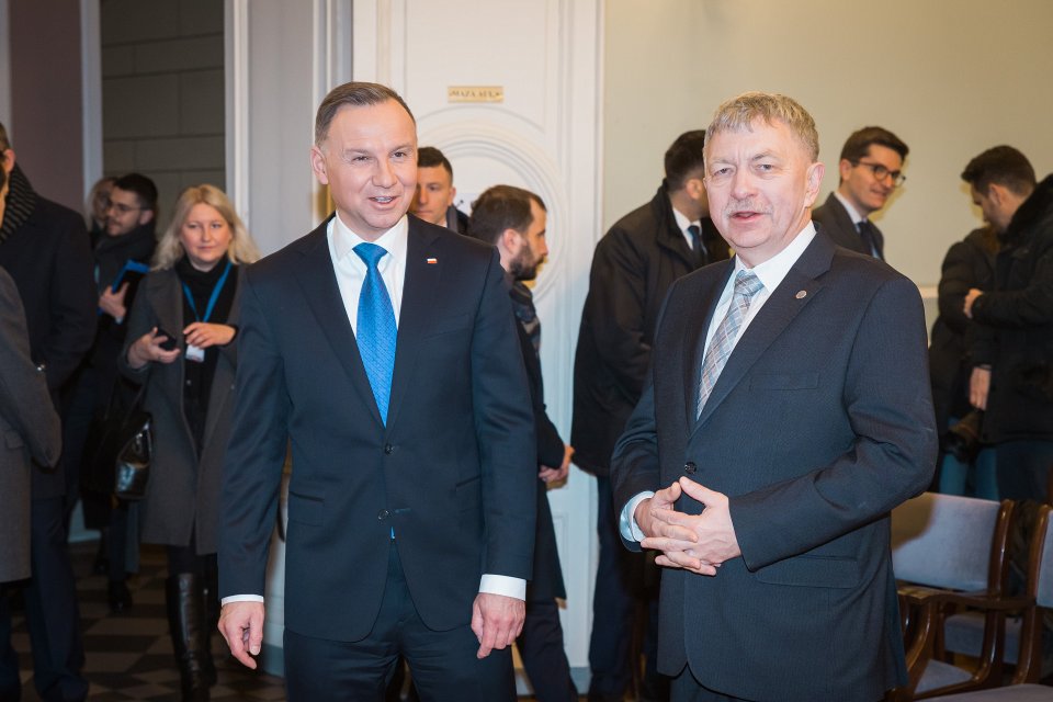 Polijas prezidenta Andžeja Dudas (Andrzej Duda) vizīte Latvijas Universitātē. Priekšplānā no kreisās:
Polijas prezidents Andžejs Duda (Andrzej Duda),
LU rektors prof. Indriķis Muižnieks.