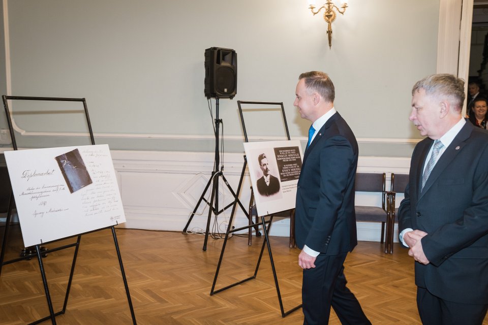 Polijas prezidenta Andžeja Dudas (Andrzej Duda) vizīte Latvijas Universitātē. No kreisās:
Polijas prezidents Andžejs Duda (Andrzej Duda),
LU rektors prof. Indriķis Muižnieks.