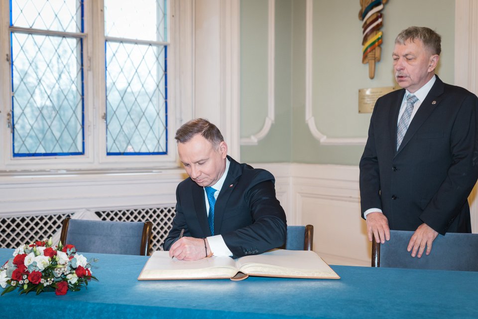 Polijas prezidenta Andžeja Dudas (Andrzej Duda) vizīte Latvijas Universitātē. No kreisās:
Polijas prezidents Andžejs Duda (Andrzej Duda),
LU rektors prof. Indriķis Muižnieks.